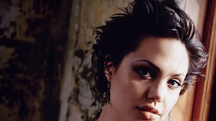 Angelina Jolie Cute Eyes N Wearing Earing Face Closeup